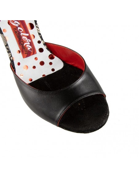 Chaussures de tango en cuir noir avec talon de 8cm et semelle confort.