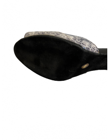 Ladies dance shoes in black leather with embossed snake print front for salsa, tango, kizomba