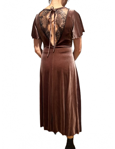 The sensual velvet dress offers comfort when dancing. Perfect for a milonga, tango event, dance party