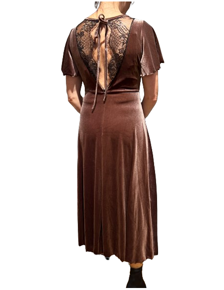 The sensual velvet dress offers comfort when dancing. Perfect for a milonga, tango event, dance party