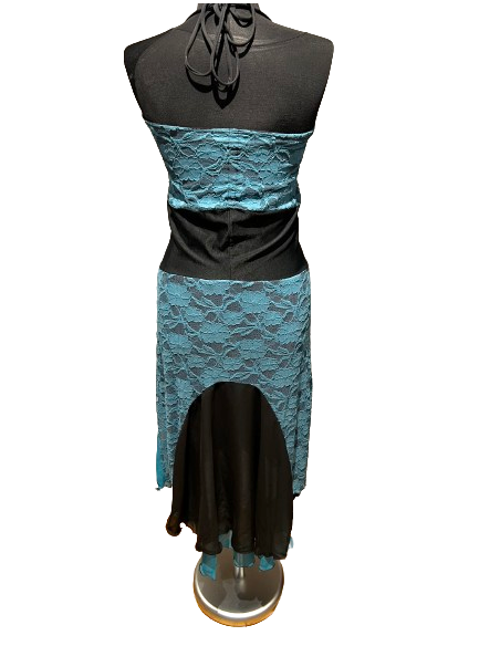 Wunderschönes Neckholder Tango Tanzkleid aus petrol Stretchspitze mit Schwalbenschwanz. Dieses Kleid ist ein Blickfang.