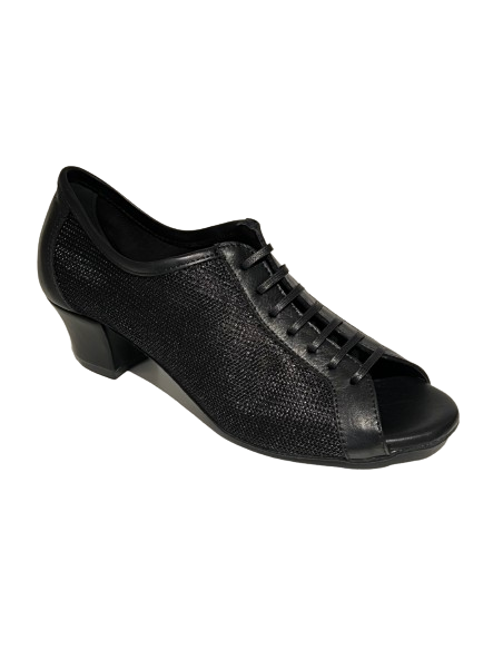 Lace-up practica dance shoe in black for tango or standard dance