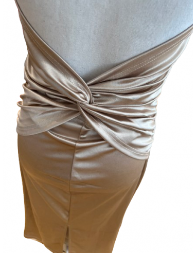 Robe à dos nu en tissu stretch doré pour le tango.