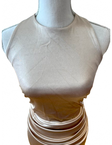 Robe à dos nu en tissu stretch doré pour le tango.