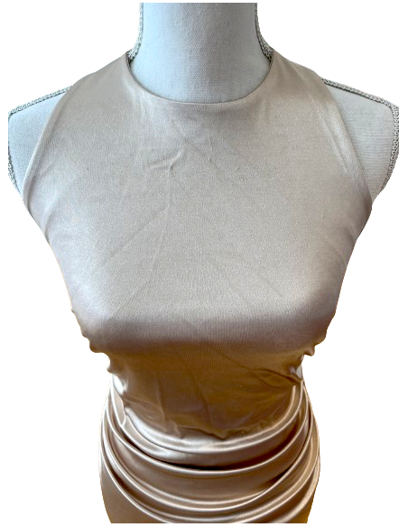 Robe à dos nu en tissu stretch doré pour le tango.