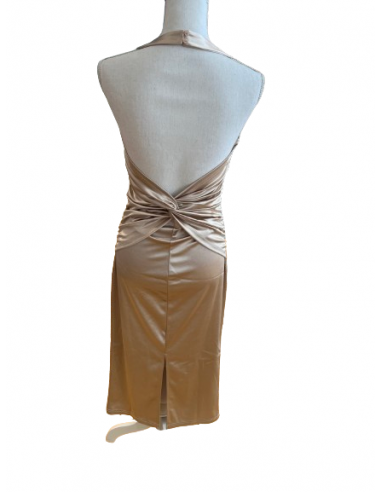 Robe à dos nu en tissu stretch doré pour le tango.