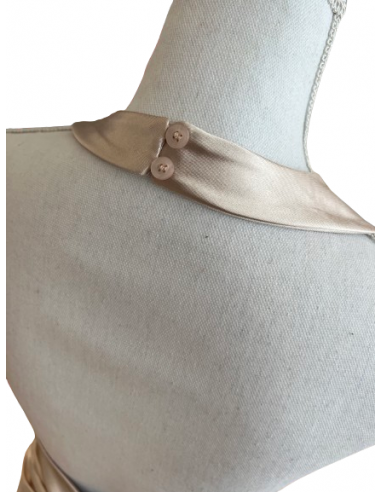 Robe à dos nu en tissu stretch doré pour le tango.