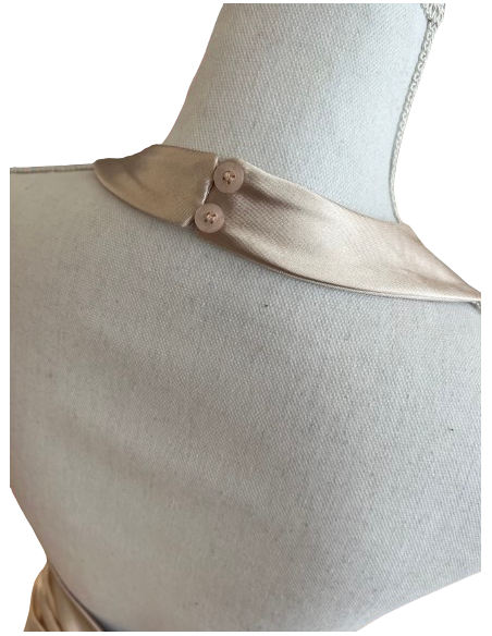 Robe à dos nu en tissu stretch doré pour le tango.