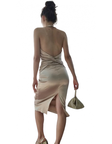 Robe à dos nu en tissu stretch doré pour le tango.