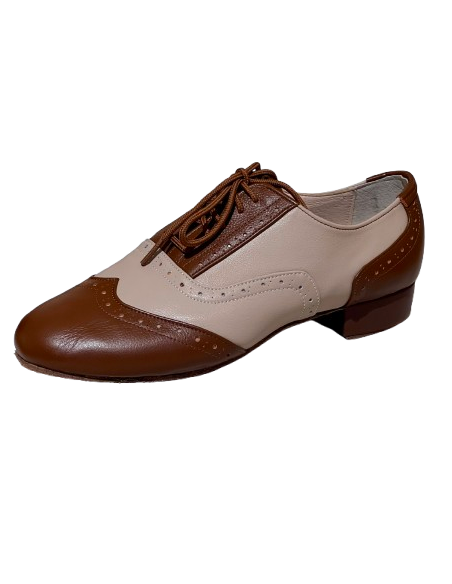 Chaussures en cuir caramel et beige sont pour le tango ou le swing