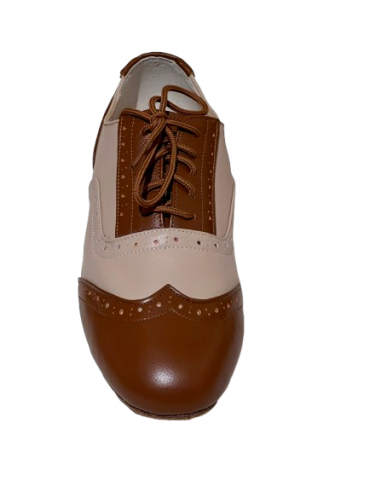 Chaussures en cuir caramel et beige sont pour le tango ou le swing