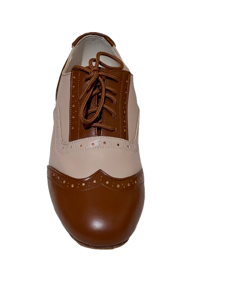 Scarpe in pelle caramello e beige sono per tango o l'allenamento di ballo