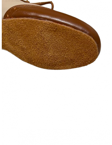 Chaussures en cuir caramel et beige sont pour le tango ou le swing