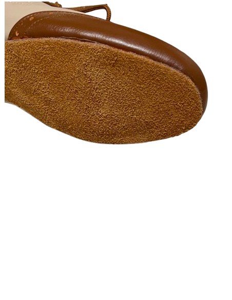 Scarpe in pelle caramello e beige sono per tango o l'allenamento di ballo